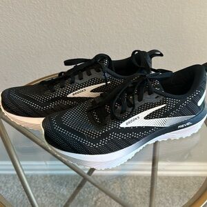 NWOT BROOKS women's revel 6 road running shoes - medium width in black size 8